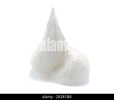 Mousse de rasage sur fond blanc. Isolat de mousse de savon. Soins de la peau Banque D'Images