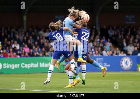 Lauren Hemp de Manchester City (au centre) lutte pour le ballon avec Maren Mjelde de de Chelsea (à gauche) et Erin Cuthbert lors du match Barclays Women's Super League au Kingsmeadow Stadium, Londres. Date de la photo: Dimanche 25 septembre 2022. Banque D'Images