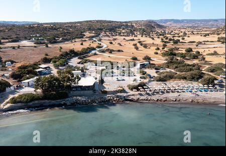 Vue aérienne du restaurant Melanda Beach, baie d'Avdimou, Chypre. Banque D'Images