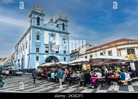 Cafés en plein air le long de la promenade en face de l'église Igreja da Misericordia dans le centre historique d'Angra do Heroismo, l'île de Terceira, Açores, Portugal. Banque D'Images