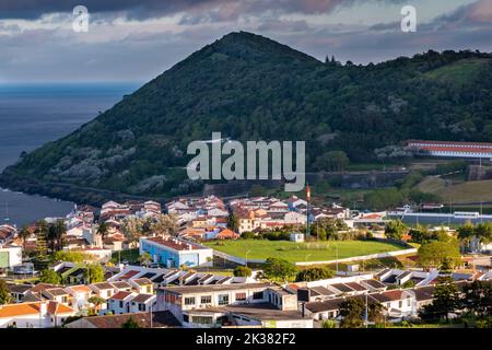 Monte Brasil avec les murs massifs de pierre de la forteresse de Sao Joao Baptista enveloppé autour à Angra do Heroismo, l'île de Terceira, Açores, Portugal. Banque D'Images