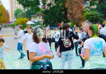 Botosani, Roumanie – 09 septembre 2022. Une foule de jeunes heureux s'amusent dans les couleurs pendant le festival des couleurs ColorFest Banque D'Images