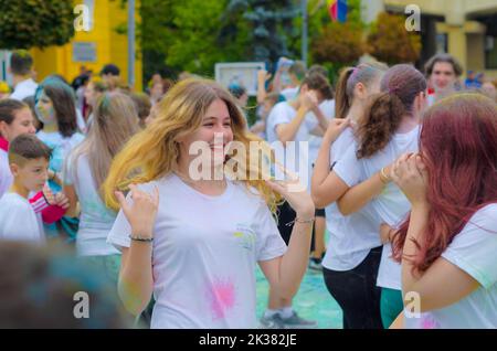 Botosani, Roumanie – 09 septembre 2022. Une foule de jeunes heureux s'amusent dans les couleurs pendant le festival des couleurs ColorFest Banque D'Images