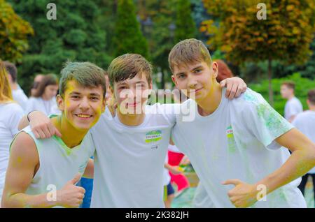 Botosani, Roumanie – 09 septembre 2022. Une foule de jeunes heureux s'amusent dans les couleurs pendant le festival des couleurs ColorFest Banque D'Images