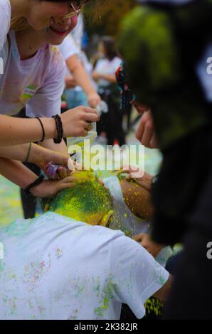 Botosani, Roumanie – 09 septembre 2022. Une foule de jeunes heureux s'amusent dans les couleurs pendant le festival des couleurs ColorFest Banque D'Images