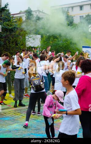 Botosani, Roumanie – 09 septembre 2022. Une foule de jeunes heureux s'amusent dans les couleurs pendant le festival des couleurs ColorFest Banque D'Images