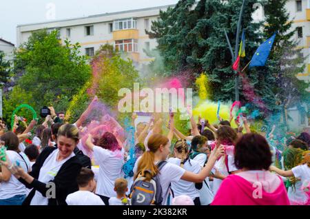 Botosani, Roumanie – 09 septembre 2022. Une foule de jeunes heureux s'amusent dans les couleurs pendant le festival des couleurs ColorFest Banque D'Images