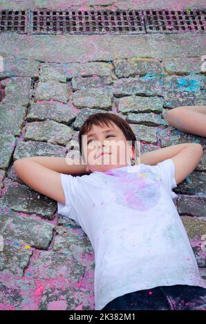 Botosani, Roumanie – 09 septembre 2022. Une foule de jeunes heureux s'amusent dans les couleurs pendant le festival des couleurs ColorFest Banque D'Images