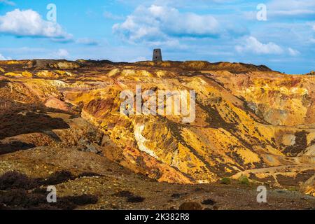 Parys Mountain, également connu sous le nom de Copper Mountain, près d'Amlwch à Anglesey, pays de Galles. L'ancienne mine de cuivre est une attraction touristique populaire Banque D'Images