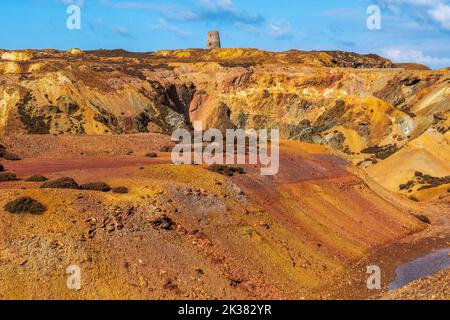 Parys Mountain, également connu sous le nom de Copper Mountain, près d'Amlwch à Anglesey, pays de Galles. L'ancienne mine de cuivre est une attraction touristique populaire Banque D'Images