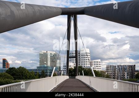 DÜSSELDORF, ALLEMAGNE - 8 SEPTEMBRE 2022 : image panoramique de bâtiments modernes dans le port des médias de Düsseldorf sur 8 septembre 2022 en Allemagne, Europe Banque D'Images