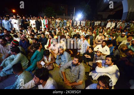 Peshawar, Khyber Pakhtunkhwa, Pakistan. 25th septembre 2022. Les partisans de l'ancien Premier ministre pakistanais Imran Khan écoutent le discours de leur chef lors d'un rassemblement anti-gouvernement à Peshawar. Le président du PTI, Imran Khan, s'adresse à un rassemblement dans le district de Rahim Yar Khan au Punjab. (Image de crédit : © Hussain Ali/Pacific Press via ZUMA Press Wire) Banque D'Images