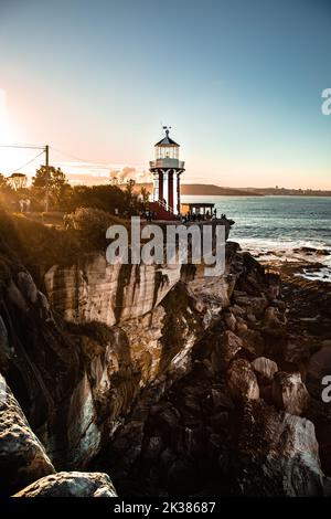 Le magnifique phare de Hornby à Watsons Bay, Sydney, Nouvelle-Galles du Sud, Australie à l'heure bleue juste après le coucher du soleil. Banque D'Images