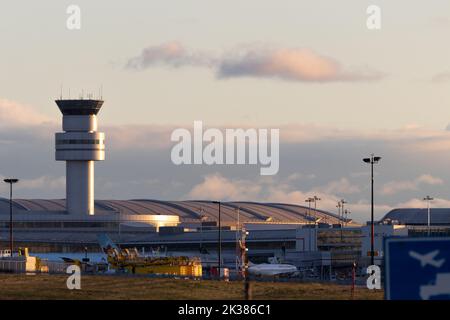 Aéroport international Pearson de Toronto Le terminal 1 de l'aéroport est vu tôt le matin de l'autre côté de l'aérodrome, tandis que certains avions d'Air Canada sont aux portes. Banque D'Images