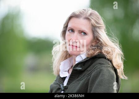 Portrait d'une belle femme blonde âgée d'apparence européenne. Femme de cinquante ans gros plan sur un fond naturel Banque D'Images