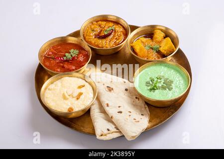 Indian Veg Thali / plateau alimentaire, foyer sélectif isolé sur fond blanc Indian Hindu Veg Thali / plateau alimentaire. Banque D'Images