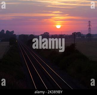 Coucher de soleil sur la ligne de chemin de fer à Great Coates, Lincolnshire, Royaume-Uni Banque D'Images