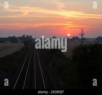 Coucher de soleil sur la ligne de chemin de fer à Great Coates, Lincolnshire, Royaume-Uni Banque D'Images