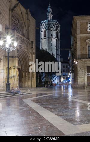 Vue sur la miguelete et la porte des apôtres de la cathédrale, depuis la plaza de la virgen à Valence, Espagne Banque D'Images