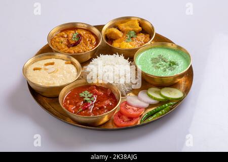 Indian Veg Thali / assiette alimentaire, foyer sélectif isolé sur fond blanc Banque D'Images