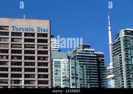 Le bureau du Toronto Star, le plus grand quotidien du Canada par circulation, est vu par temps clair, la Tour CN étant vue en arrière-plan. Banque D'Images