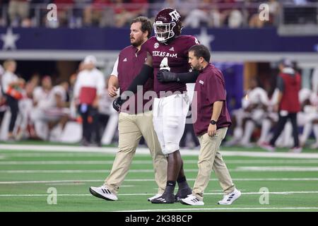 Arlington, Texas, États-Unis. 24th septembre 2022. Shemar Stewart (4), un joueur de ligne défensif de Texas A&M Aggie, est aidé sur le terrain pendant la moitié 2nd du Southwest Classic joué entre les Razorbacks de l'Arkansas et les Aggies De Texas A&M au stade AT&T d'Arlington, Texas. Tom Sooter/CSM/Alamy Live News Banque D'Images