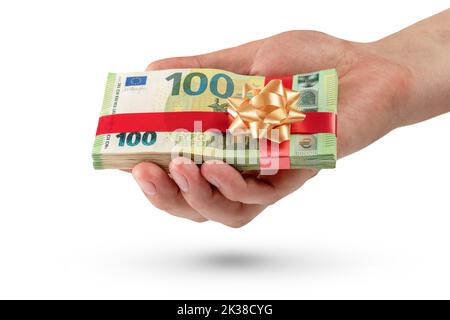 Cadeau d'argent. Un paquet de 100 billets d'euros dans une main masculine est isolé sur un fond blanc. Concept cadeau argent pour anniversaire ou noël. Banque D'Images