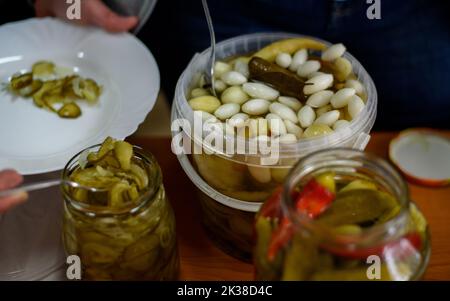 Légumes conservés fermentés. Ail, paprika, petit melon, concombre, chou-fleur. Banque D'Images