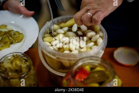 Légumes conservés fermentés. Ail, paprika, petit melon, concombre, chou-fleur. Banque D'Images