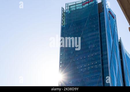 On voit le soleil briller le long du nouvel édifice du Square CIBC, un nouvel immeuble de bureaux au centre-ville de Toronto. Banque D'Images