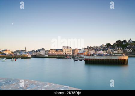 La ville de pêche de Port-en-Bessin, vue depuis le mur de la mer qui donne sur le port. Banque D'Images