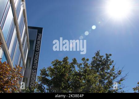 Le soleil brille sur Pinewood Studios Toronto lors d'une journée claire au studio de cinéma de Toronto. Banque D'Images