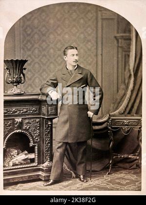 Napoléon Eugène Louis Jean Joseph Bonaparte (1856-1879), prince impérial, connu sous le nom de Louis-Napoléon, devant un meuble. Vers 1878 photo par Schiemsche Michel, Banque D'Images