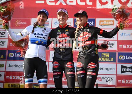 Dutch Lucinda Brand, Dutch FEM Van Empel et Dutch Denise Betsema photographiés sur le podium après la course d'élite féminine de la Croix Beringen, dimanche 25 septembre 2022 à Beringen, course 2/8 de la compétition de la Croix exacte. BELGA PHOTO DAVID STOCKMAN Banque D'Images