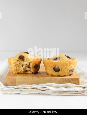 Muffins faits maison aux pépites de chocolat ou petits gâteaux aux pépites de chocolat Banque D'Images