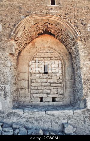 Ruines d'une église adandée et normalement submergée située à Mediano, Espagne Banque D'Images