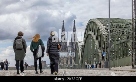 Cathédrale de Cologne les célèbres tours jumelles sont visibles dans tout le centre-ville Banque D'Images