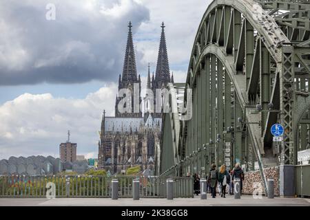 Cathédrale de Cologne les célèbres tours jumelles sont visibles dans tout le centre-ville Banque D'Images