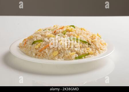 riz frit fait maison avec un mélange de légumes (carottes, haricots verts, maïs) et d'œufs Banque D'Images