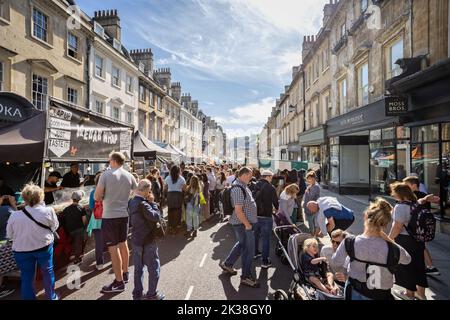 Foules de gens au festival de la nourriture de rue Great Bath Feast à Milsom Street, Bath, Avon, Royaume-Uni, le 24 septembre 2022 Banque D'Images