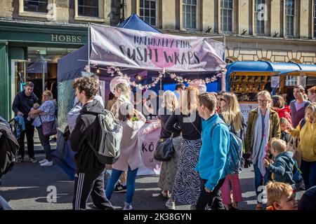 Affiche de stand de sushi rose colorée au festival de la nourriture de rue Great Bath Feast à Milsom Street, Bath, Avon, Royaume-Uni, le 24 septembre 2022 Banque D'Images