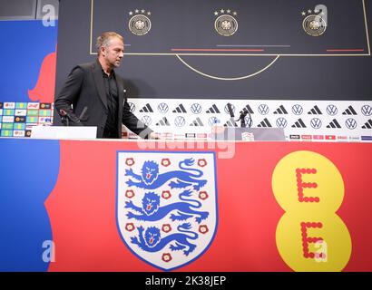 Londres, Royaume-Uni. 25th septembre 2022. Football: Nations League A, Angleterre - Allemagne, conférence de presse. L'entraîneur allemand Hansi Flick arrive pour la conférence de presse au stade Wembley. Credit: Christian Charisius/dpa/Alay Live News Banque D'Images