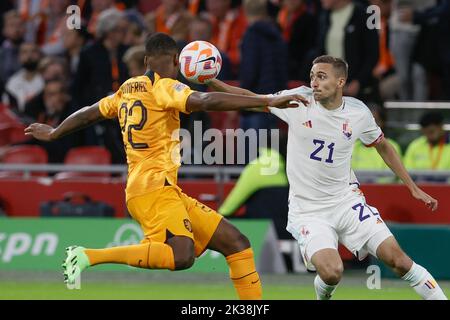 Denzel Dumfries des pays-Bas et Timothy Castagne de Belgique se battent pour le ballon lors d'un match de football entre les pays-Bas et l'équipe nationale belge les Red Devils, dimanche 25 septembre 2022 à Amsterdam, aux pays-Bas, le sixième et dernier match dans la Ligue des Nations A de groupe. BELGA PHOTO BRUNO FAHY Banque D'Images