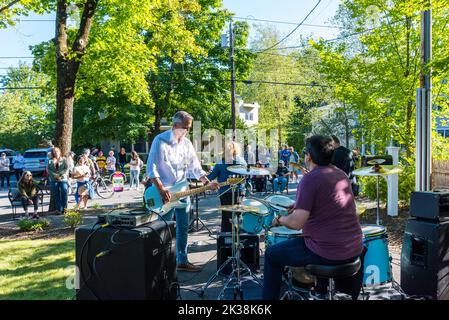West Concord Porchfest, un festival annuel de musique communautaire à West Concord, Massachusetts. Banque D'Images