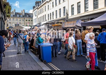 Les personnes qui mangent à des tables en plein air au festival de la nourriture de rue Great Bath Feast à New Bond Street, Bath, Avon, Royaume-Uni, le 24 septembre 2022 Banque D'Images