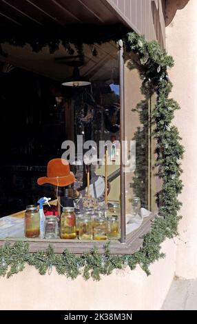 Une petite fenêtre de magasin d'affaires unique dans le quartier historique de Taos, Nouveau-Mexique, États-Unis. Banque D'Images