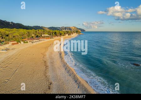 Vue aérienne de Portonovo dans la région des Marches en Italie Banque D'Images