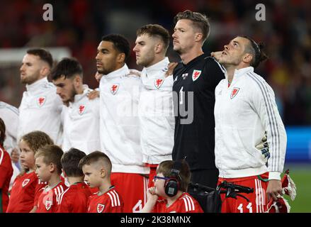 Cardiff, Royaume-Uni. 25th septembre 2022. Gareth Bale du pays de Galles regarde le ciel en s'alignent sur les hymnes avant le match de l'UEFA Nations League au Cardiff City Stadium, à Cardiff. Crédit photo à lire : Darren Staples/Sportimage crédit : Sportimage/Alay Live News Banque D'Images