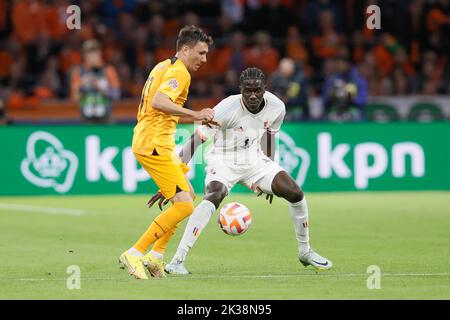 Steven Berghuis aux pays-Bas et Amadou Onana en Belgique se battent pour le ballon lors d'un match de football entre les pays-Bas et l'équipe nationale belge les Red Devils, dimanche 25 septembre 2022 à Amsterdam, aux pays-Bas, le sixième et dernier match de la Ligue des Nations A en groupe. BELGA PHOTO BRUNO FAHY Banque D'Images