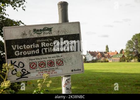 Tilehurst, Royaume-Uni. 25th septembre 2022. Un panneau est illustré à l'entrée du terrain de jeux de Victoria. Victoria Recreation Ground appartient à Tilehurst Poor's Land Charity (TPLC) et est loué au Reading Borough Council. Crédit : Mark Kerrison/Alamy Live News Banque D'Images